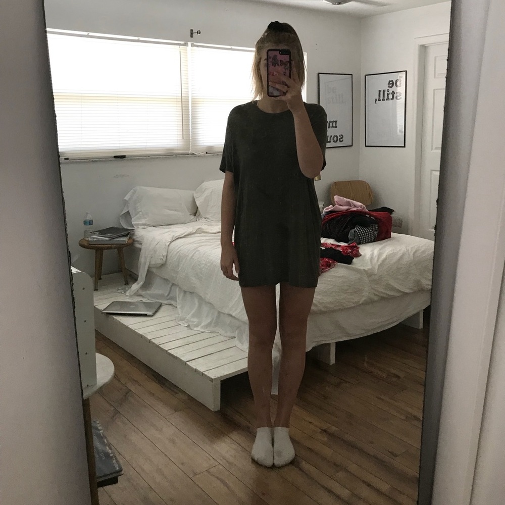 Brandy Melville t-shirt dress (olive green)